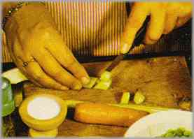 Limpiar el apio y pelar las patatas. Cortar éstas en cuadraditos y aquél en aros. 