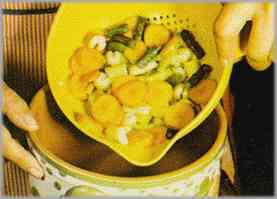 Preparadas ya todas las verduras, ponernas en una cacerola grande con dos litros de agua fría y una pizca de sal. 