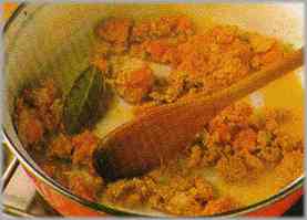 Preparar el relleno poniendo la carne de ternera en una cacerola con la mantequilla y una hoja de laurel.