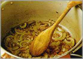 Cortar en trocitos la panceta y triturar la cebolla, poniendo ambos en una cacerola con tres o cuatro cucharadas de aceite.
