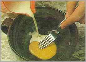 Preparar la salsa mezclando la mostaza con la nata. Remover con un tenedor.