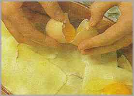 Romper los huevos sobre la fuente, de uno en uno, y sin dañar las yemas.
