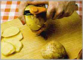 Limpiar las patatas. Cortarlas en rodajas de un centímetro de grosor.