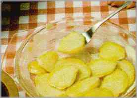 Poner las patatas en la fuente, procurando que la superficie no quede demasiado desnivelada.