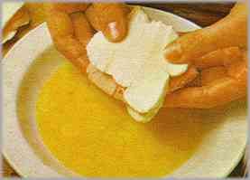 Batir un huevo. Rebozar en él cada canapé de queso y jamón.