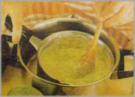 Hervir la salsa bearneasa en un recipiente que se meterá dentro de una cacerola con agua.