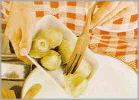 Limpiar las alcachofas y ponerlas en una sartén con un poco de mantequilla. Cuando estén doradas, sacarlas y ponerlas en un plato de servir.