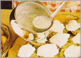 Colocar encima de cada alcachofa un huevo y cubrir todo con la salsa. Adornar la fuente con rebanada de pan tostado y llevar a la mesa inmediatamente.
