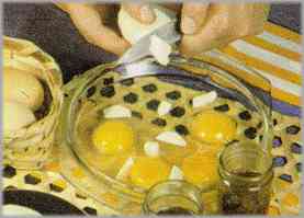 Romper los huevos en ella, añadir el queso y verter la salsa. Meter ésta en el horno a 180 grados y esperar a que los huevos cuajen y el queso se derrita.