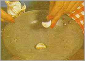 Sacar los huevos y ponerlos en un plato manteniéndolos calientes. En el aceite de la sartén ya caliente, de nuevo freír los ajos, pelados y troceados.