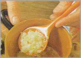 Pelar la cebollita y sofreír con un poco de mantequilla derretida.
