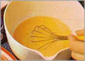 Batir los huevos y salpimentarlos con el parmesano rallado y remover.
