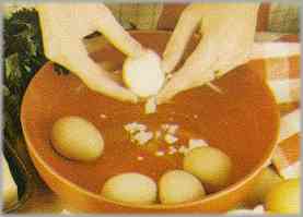 Hervir cinco huevos, pelarlos y apartar las yemas. Con las claras hacer un picadillo.