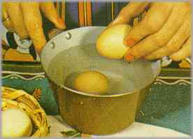 Hervir seis huevos durante unos ocho minutos y enfriarlos en agua fría.