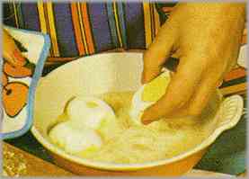 Poner los huevos en la misma sartén con la nata y calentar a fuego muy lento.