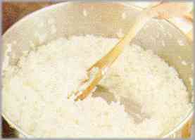 Preparar el arroz, sofriendo la cebolla con un poco de mantequilla. Incorporar el arroz y dejarlo hacer unos 20 minutos a fuego lento, condimentándolo con una copita de brandy y caldo hirviendo, vertido poco a poco.