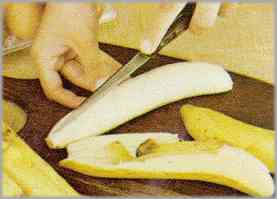 Mientras tanto, pelar los plátanos y cortarlos por la mitad longitudinalmente.