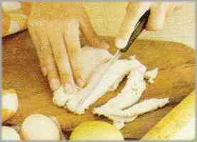 Hervir las pechugas de pollo y trocearlas en pequeñas tiras.