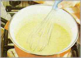 Preparar una salsa bechamel con harina, mantequilla, caldo y sal. Remover y añadir dos yemas de huevo, el zumo de un limón y 50 gramos de mantequilla.