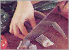 Limpiar la anguila, lavarla y cortarla en trozos de unos cuatro centímetros.