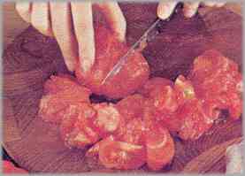 Dar un hervor a los tomates. Enfriarlos un instante con agua fría para así pelarlos mejor y trocearlos eliminando sus semillas.