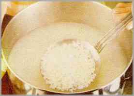 Hervir el arroz en una cacerola grande con bastante agua y sal.