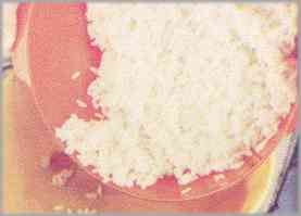 Hervir el arroz con suficiente agua y sal. Dejarlo 10 minutos y, después de escurrirlo, apartarlo hasta el momento de utilizar, sin dejar que se enfríe.
