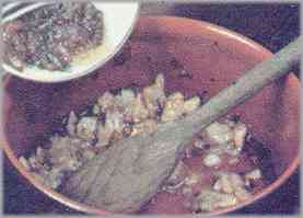 Cortar las anchoas en trocitos y pasarlas al recipiente tras sacar el ajo. Esperar unos minutos.