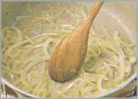 Calentar en una cacerola 50 gramos de mantequilla y poner en ella la cebolla pelada y cortada en diminutas tiras.