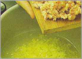 Freír la cebolla y cuando esté coloreada, añadir la salchicha troceada.