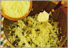 Cocer el arroz y los guisantes unos veinte minutos. Escurrirlos y combinarlos con la mantequilla y el queso rallado.