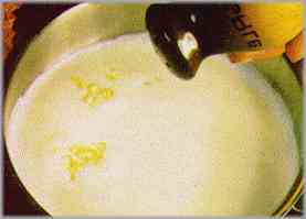 Salar y remover. Agregar la leche restante a medida que se vaya evaporando. Condimentar casi al final con el parmesano y servir cuando el arroz resulte cremoso.