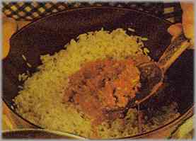 Hervir el arroz y tras escurrirlo "al dente" condimentarlo con el ragú restante.