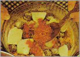 Untar una fuente para el horno con mantequilla y pan rallado. Poner una capa de arroz. Encima mozzarella, las albóndigas, parmesano y el ragú.