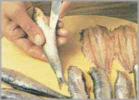 Pelar las sardinas eliminando la cabeza y la cola. Lavarlas y secarlas.