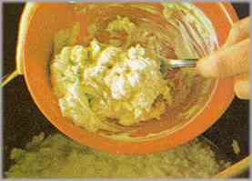 Poner el arroz en la fuente y removerlo con la mantequilla y el gorgonzola.