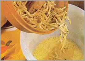 Añadir los espaguetis. Pasarlos a la sartén con mantequilla y aceite y preparar una tortilla.