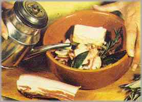 Calentar, en una cazuela de barro, aceite y mantequilla. Añadir el picadillo, el perejil y la albahaca.