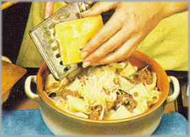 Antes de servir, espolvorear con el queso parmesano rallado. Servir muy caliente.