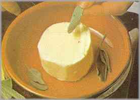 Derretir la mantequilla en un recipiente junto con dos o tres hojas de salvia.