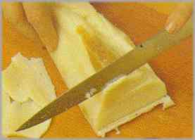 Cortar el tocino en láminas y triturarlo con un diente de ajo, con una tajadera.