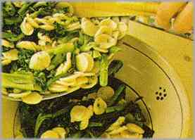 Colocar la pasta y la verdura en una fuente de servir y comer caliente.
