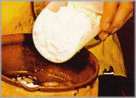 Para hacer la bechamel, mezclar 50 gr. de mantequilla con la harina.