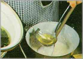 Preparar la bechamel con la mantequilla, la harina y la leche, y para que resulte más líquida, agregar el agua de cocción de las espinacas.