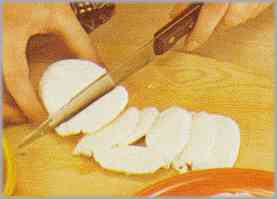 Cortar la mozzarella en lonchas cuyo grosor no sobrepase el medio centímetro.
