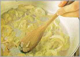 Sacar las anchoas de la sartén y colocarlas en un plato. Poner en esa misma sartén un poco de aceite y la cebolla cortada en trocitos.