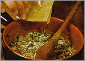 Aromatizar y dar color con el azafrán dejándolo hacer a fuego lento hasta que se convierta en una salsa uniforme.