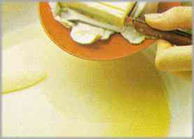 Derretir en ella la mantequilla a fuego lento, removiendo continuamente con una cuchara de madera.