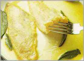 Poner los filetes de pescado en la sartén, aromatizándolos con salvia.