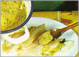 Colocar los filetes de perca en un plato de servir y aderezarlos con esta salsa. Adornar con limón y perejil fresco.